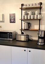 Küche mit Mikrowelle, Toaster und Kaffeemaschine 