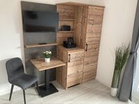 Kleiner Kühlschrank, Kaffeemaschine (Kapsel) und Wasserkocher 