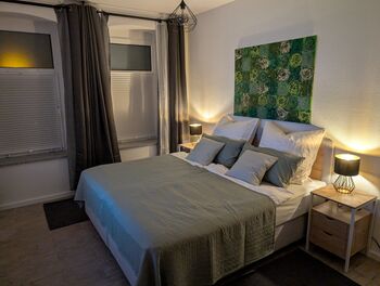 Helles Studio mit Arbeitsplatz und Balkon