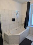Helles Studio mit Arbeitsplatz und Balkon Bild 3