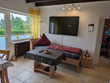 Wohnzimmer mit Bett 