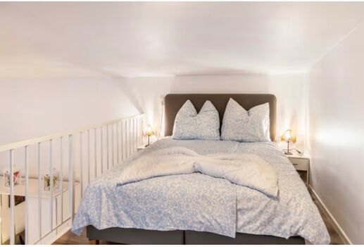 Doppelbett für bis zu zwei Personen; auf der gleichen Ebene befindet sich eine Schlafcouch für 1 Person