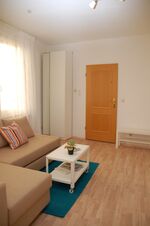 Blick vom Wohnzimmer auf die Eingangstür