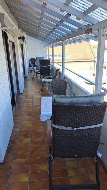 Sehr großzügiger, ruhiger Balkon