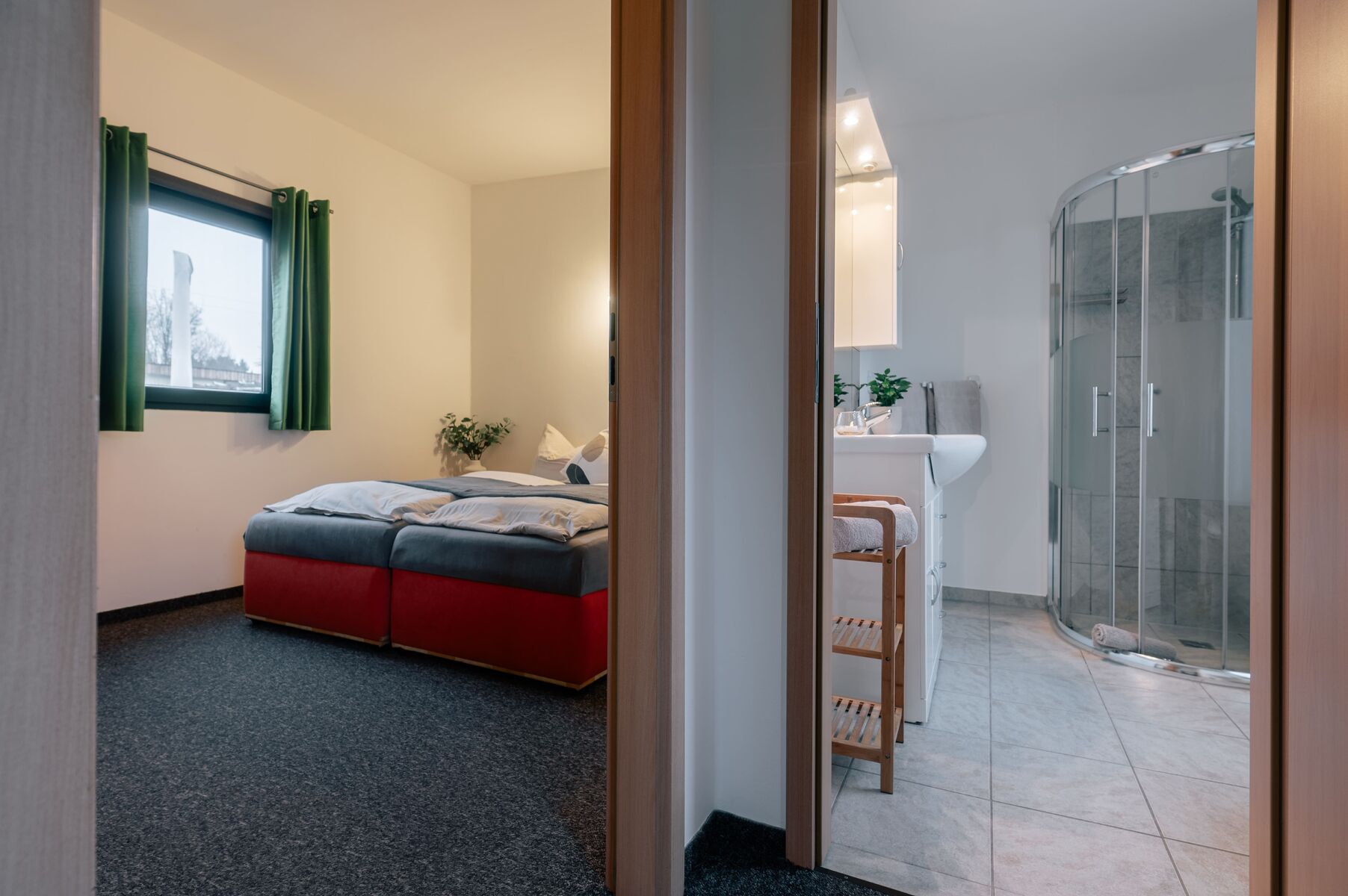 Schlafzimmer und Bad