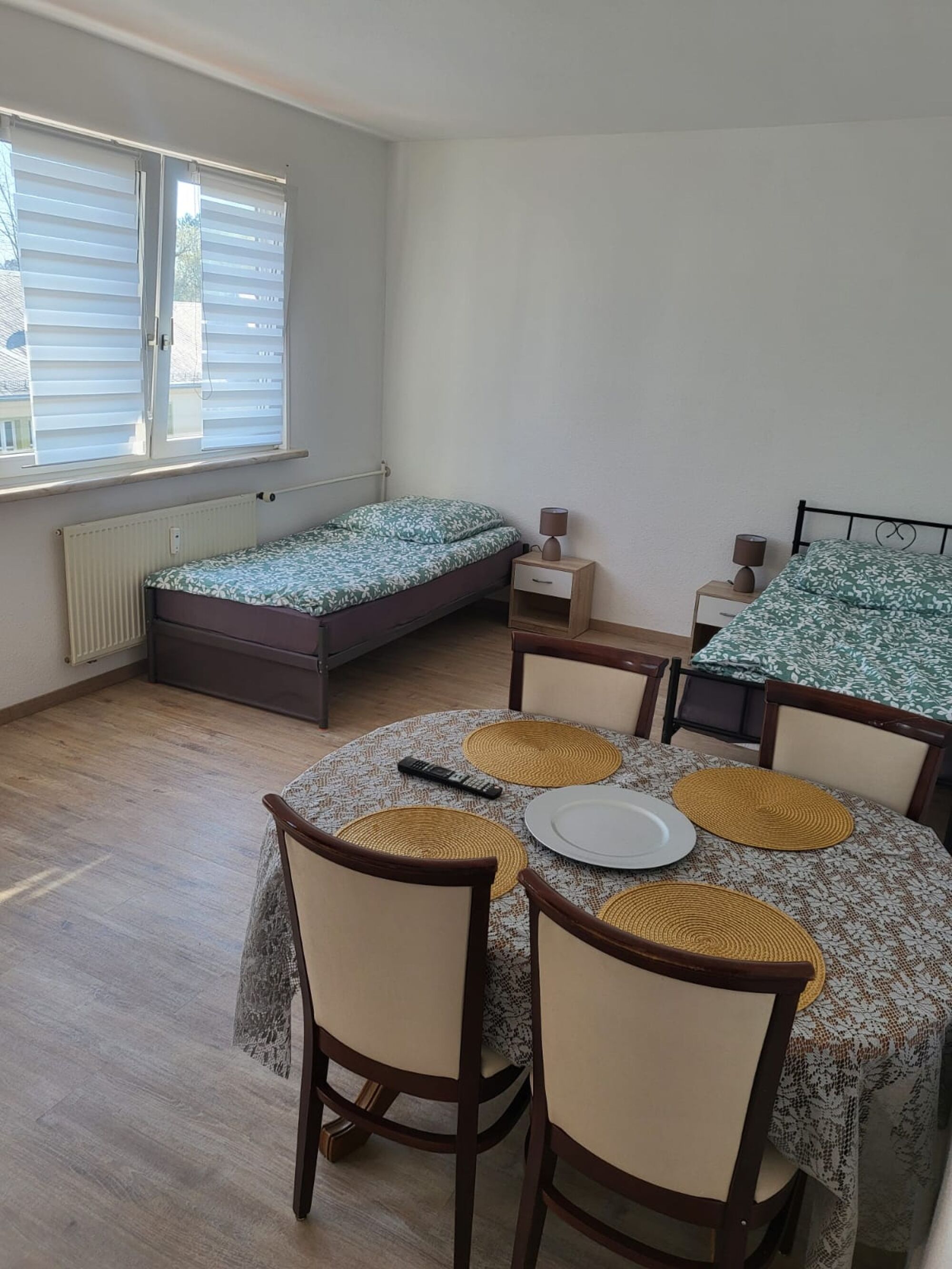 Doppelzimmer mit TV und Esstisch