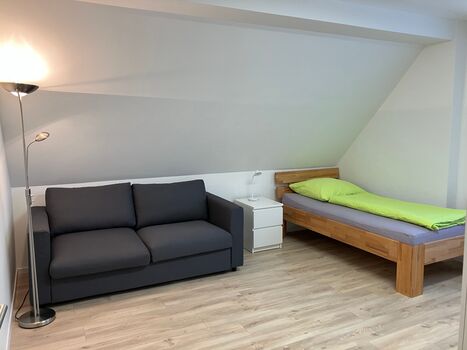 Neues 2-Zi.-Apartment voll möbliert , gute Verkehrsanbindung Bild 2