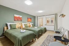 3-Bettzimmer mit getrennten Betten, Sitzbereich, Blick in überdachten Bereich