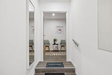 Vorflur mit Blick in den Wohnungsflur (1 Stufe) und Geländer