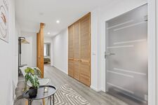 Flur mit Sitzbereich, Garderobe sowie Einbauschrank und Blick auf die Wohnungtür