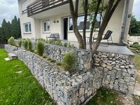 Vorgarten und Terrasse