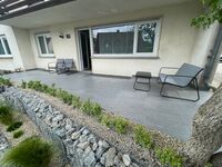Terrasse mit Sitzgelegenheit und Zugang zum Wohnzimmer