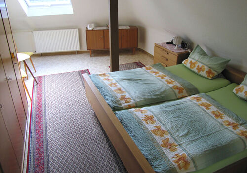 Doppelbettschlafzimmer, Platz für Babyreisebett