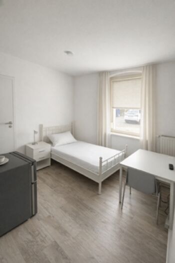 Monteurunterkunft Einzelzimmer mit eigenem Bad, Kühlschrank und Mikrow. Bild 3