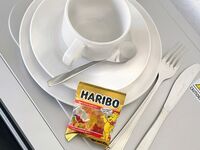 Geschirr ist in jedem Zimmer vorhanden