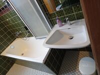 Bad mit Toilette Badewanne und Dusche und Waschbecken 
