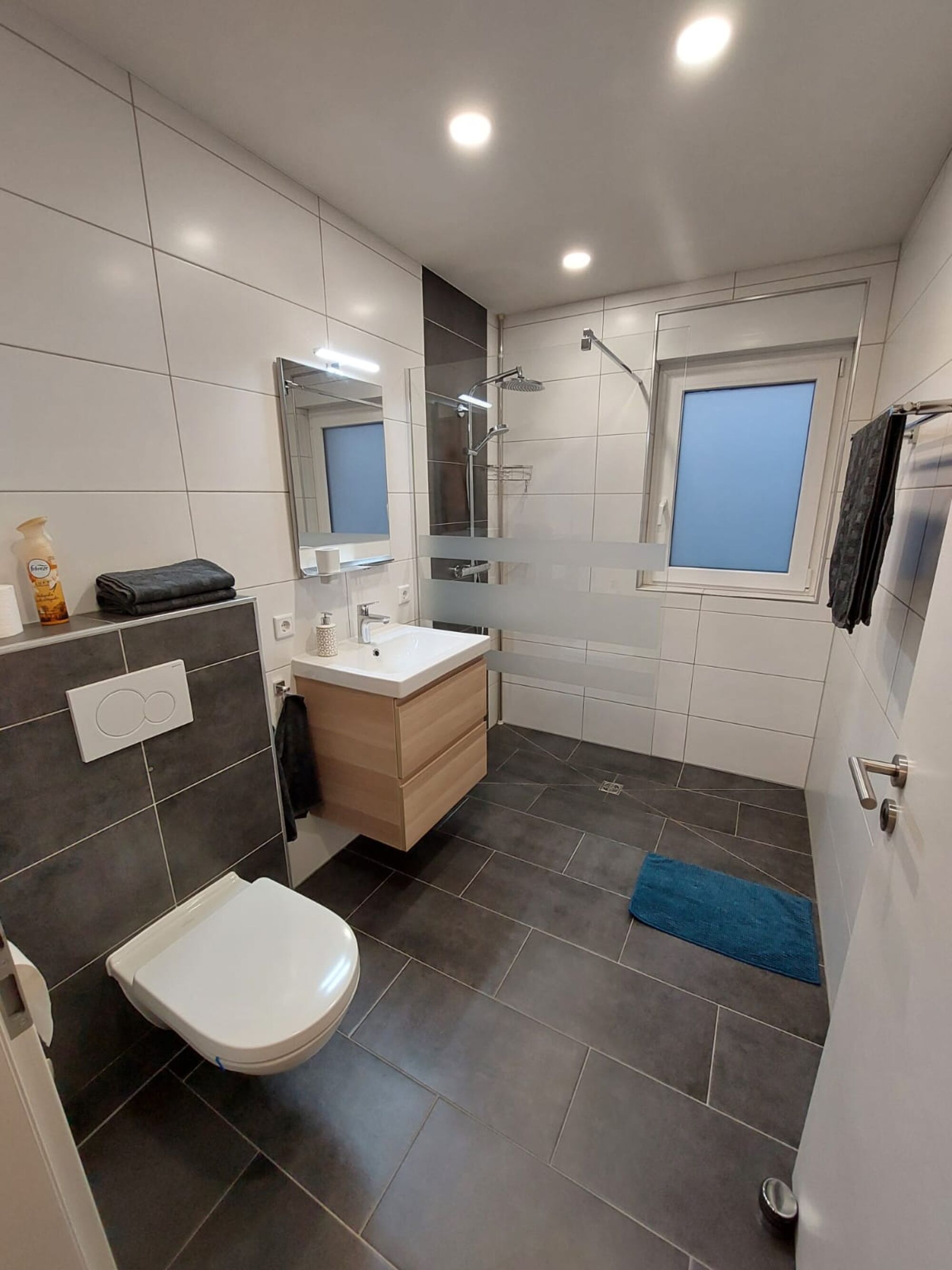 Badezimmer mit begehbarer Dusche