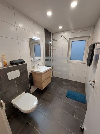 Badezimmer mit begehbarer Dusche