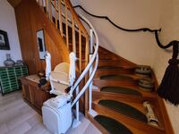 Barrierefreundlich reisen: Deine Ferienwohnung in Trier mit Treppenlift.