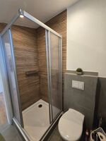 Modernes Bad mit Dusche, WC & Handtuchheizkörper