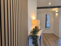 „Gemütliches Wohnzimmer mit Couch & TV