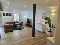 Gemütliches Wohnzimmer mit Couch & TV