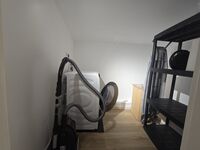 Praktischer Abstellraum mit Waschmaschine & Bügeleisen