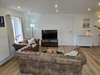 Modernes Wohnzimmer mit TV & gemütlicher Sitzecke