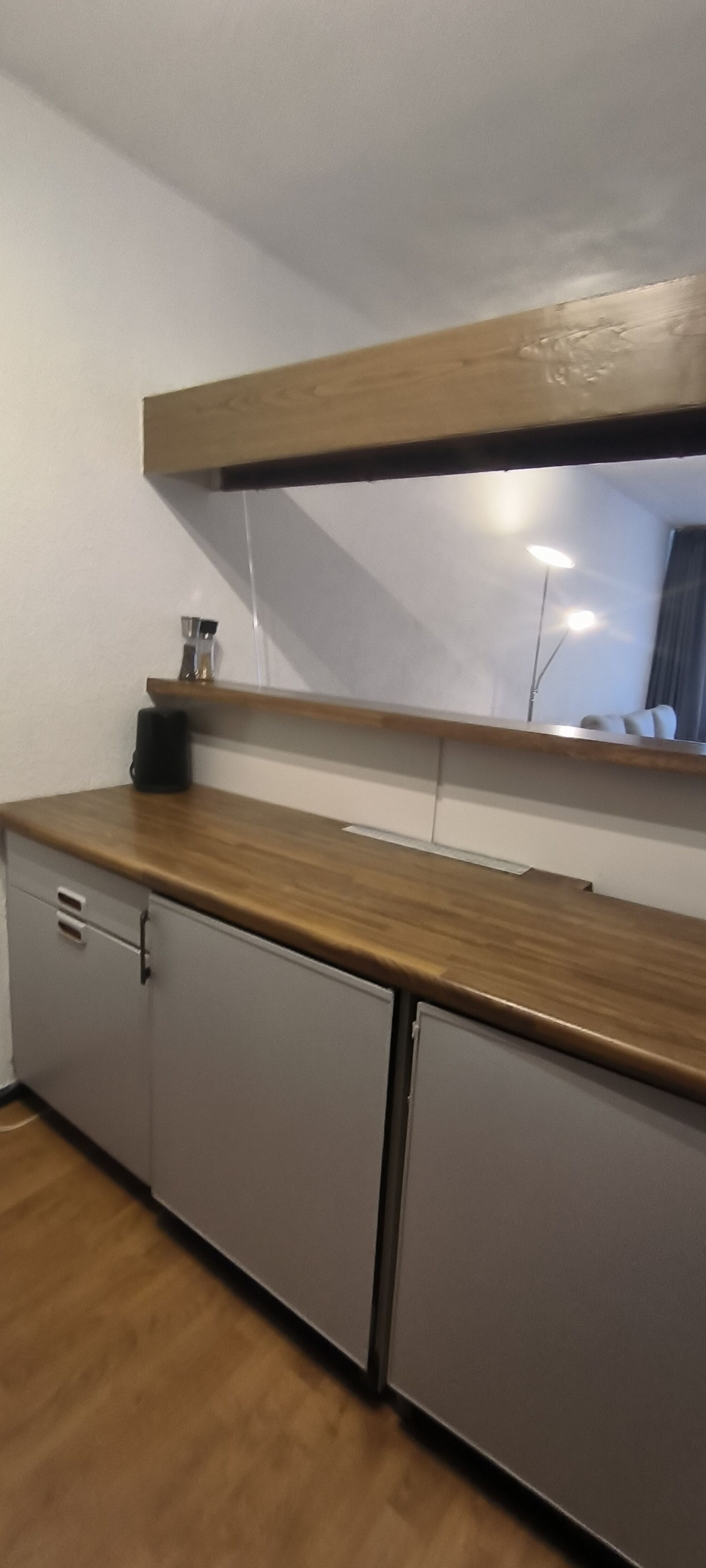 Küche mit Blick ins Wohnzimmer