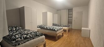 Wohnzimmer mit Blick auf Schrank