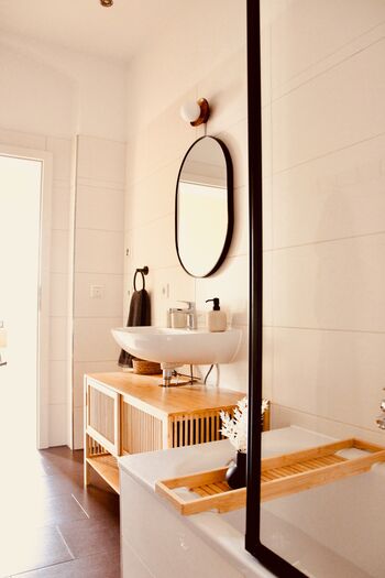 Stylishes Bad mit Stauraum, Handtücher inkl. - Monteurzimmer Unterkunft Wohnung Dresden