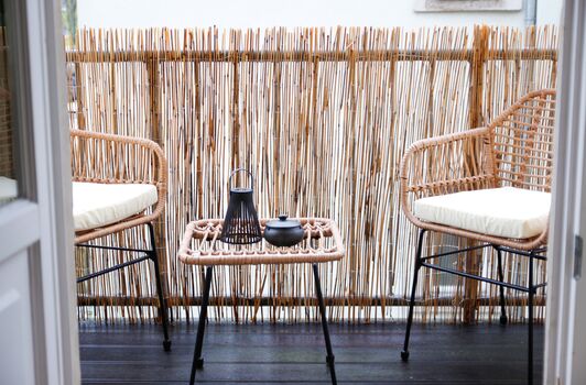 Gemütlicher Balkon - Vollausgestattete Küche mit großen Töpfen und Pfannen - Monteurzimmer Unterkunft Dresden