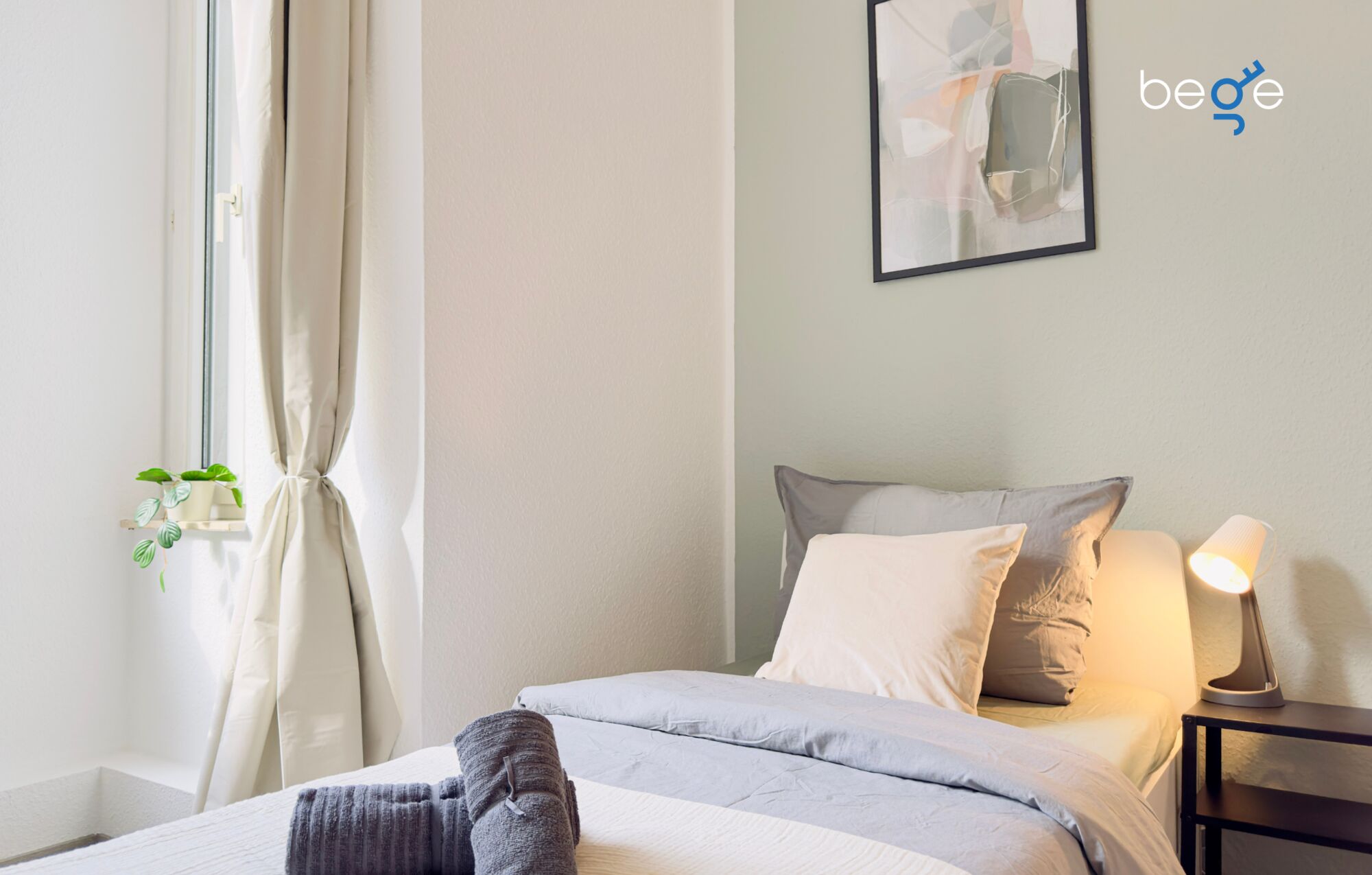 Schlafzimmer 1 mit zwei Einzelbetten, Sitzecke und Smart TV 
