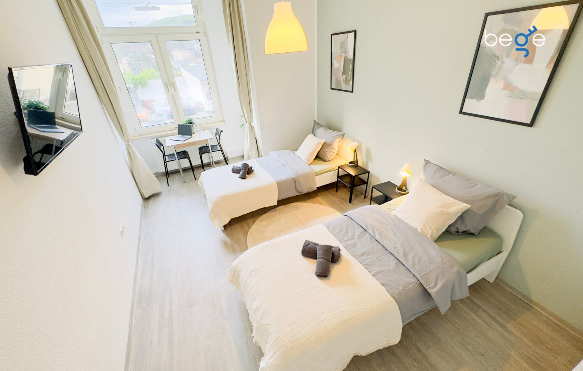 Schlafzimmer 1 mit zwei Einzelbetten, Sitzecke und Smart TV 