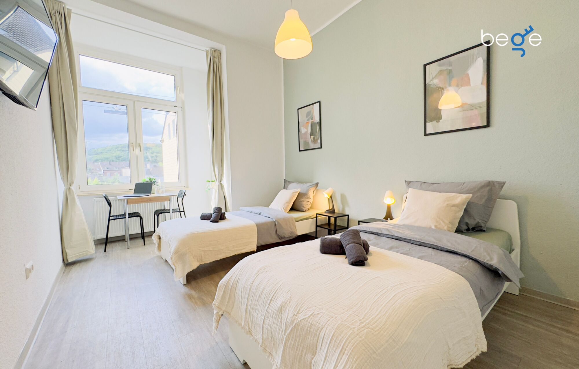 Schlafzimmer 1 mit zwei Einzelbetten, Sitzecke und Smart TV 