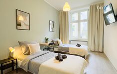 Schlafzimmer 3 mit zwei Einzelbetten, Sitzecke und Smart TV 