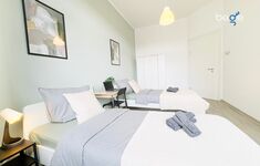 Schlafzimmer 2 mit zwei Einzelbetten, Sitzecke und Smart TV 