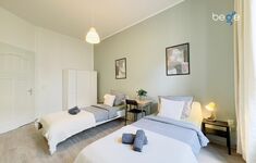 Schlafzimmer 3 mit zwei Einzelbetten, Sitzecke und Smart TV 
