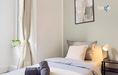 Schlafzimmer 1 mit zwei Einzelbetten, Sitzecke und Smart TV 