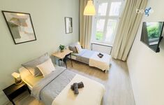 Schlafzimmer 3 mit zwei Einzelbetten, Sitzecke und Smart TV 