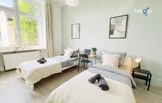 Schlafzimmer 2 mit zwei Einzelbetten, Sitzecke und Smart TV 