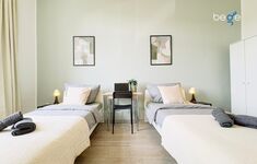 Schlafzimmer 2 mit zwei Einzelbetten, Sitzecke und Smart TV 