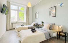 Schlafzimmer 2 mit zwei Einzelbetten, Sitzecke und Smart TV 