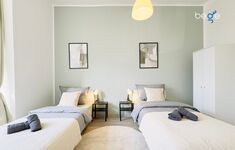 Schlafzimmer 1 mit zwei Einzelbetten, Sitzecke und Smart TV 