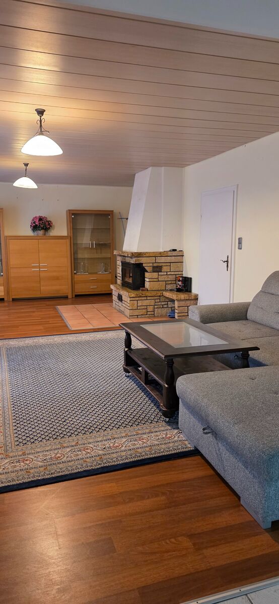Groses Wohnzimmer mit Kamin 