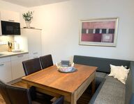 Voll ausgestattete Küche mit Essbereich