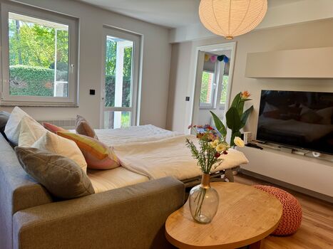 Wohnzimmer mit bequemer Schlafcouch