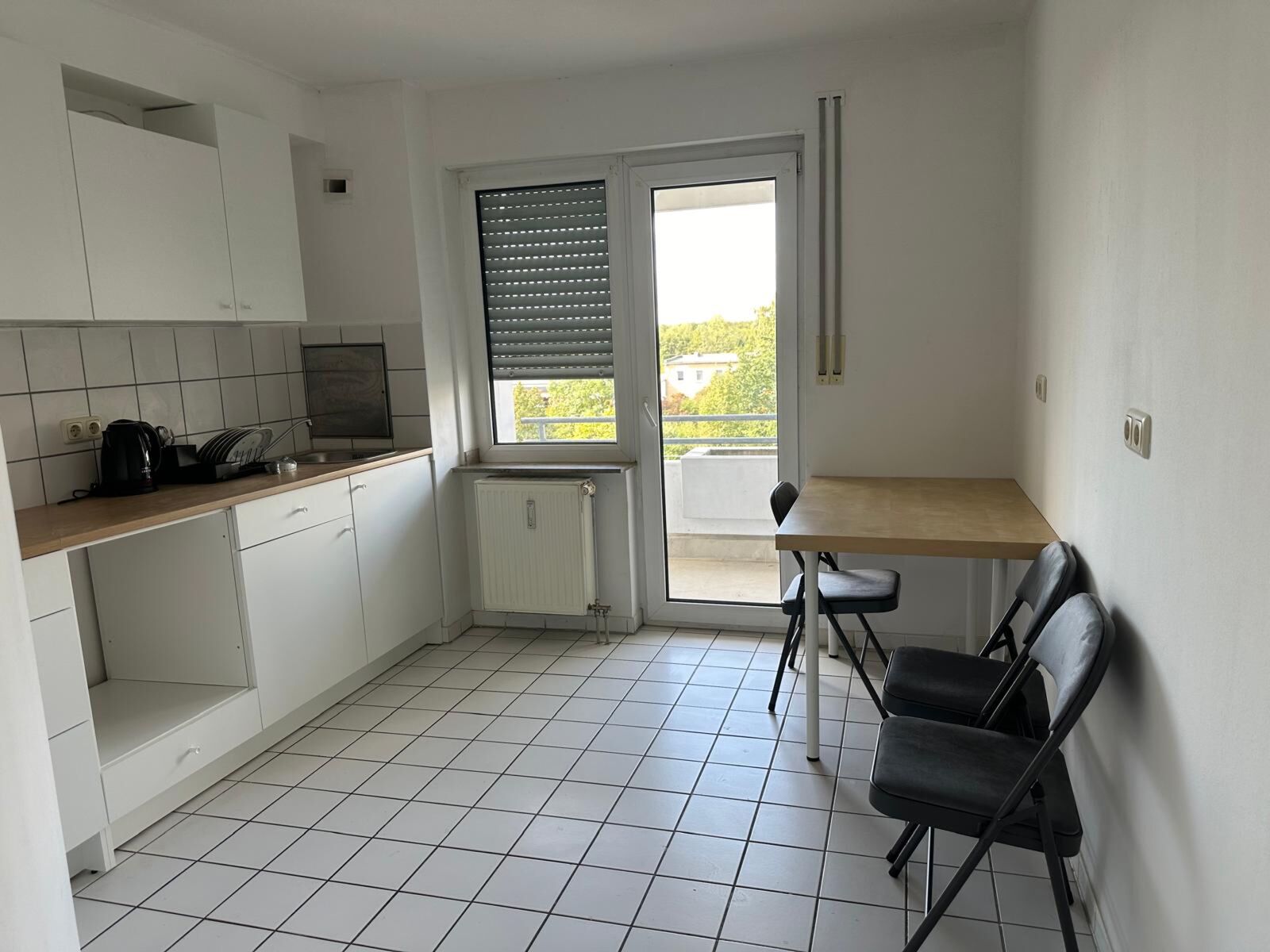 Küche und Zugang zum Balkon