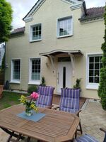 95qm Villa, Garten, Terrasse mit Stühle und Sonnenliegen, Grillmöglichkeit