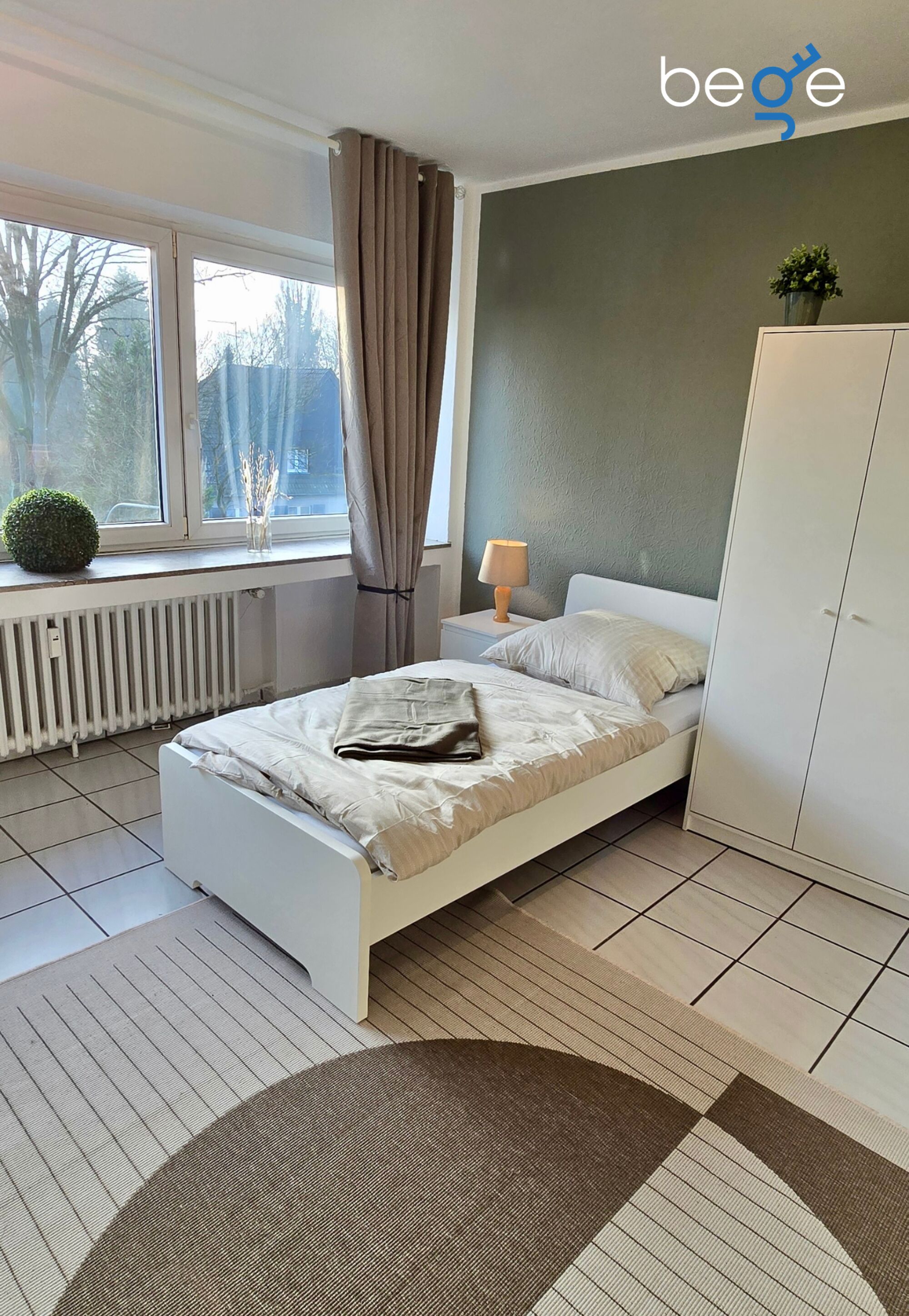 Schlafzimmer 1 mit zwei Einzelbetten, Sitzecke und Smart-TV